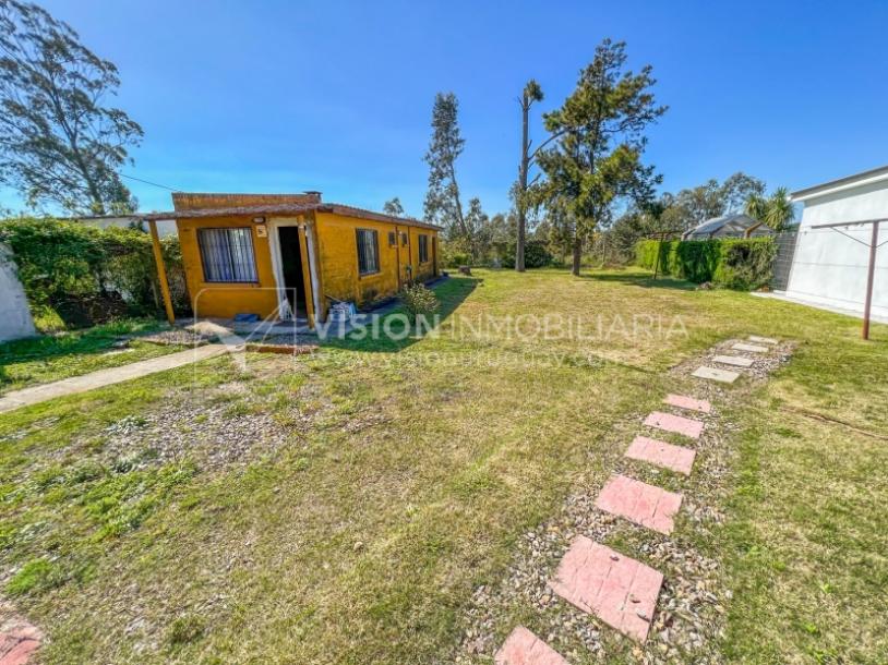 Venta conjunta de Dos Casas independientes en un gran terreno de 622 m2, una de 2 Dormitorios y 1 Baño, la otra de 1 Dormitorio y 1 Baño, Parrillero, Garaje. Barrio Español del balneario Atlántida, 8 cuadras al Norte de la Interbalnearia por Ruta 11.-43