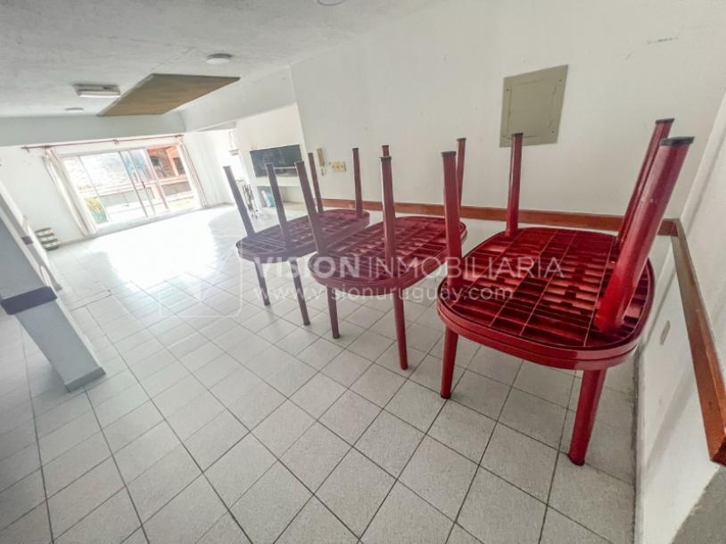 Apartamento con Renta en Venta al frente 2 Dormitorios 2 Baños, La Blanqueada, Av. 8 de Octubre, en Piso 3. Semiequipado. Amenities: 3 Parrilleros, gran Patio Juegos para Niños. Portería y Vigilancia-79