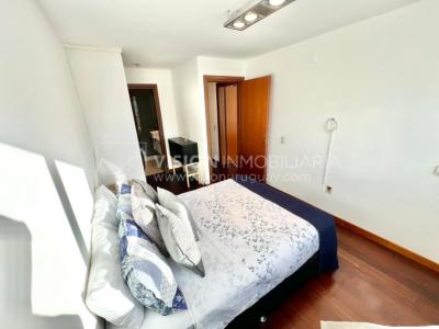 Apartamento en Venta en Pocitos / Punta Carretas.  Bajó de Precio!!  2 Dormitorios, uno en Suite con Vestidor.  2 Baños, Balcón, terminaciones Premium.  Se vende Amueblado. Tiene cómodo Garaje para 1 auto.  Piso 4 al frente.  Amenities: Barbacoa y Gy