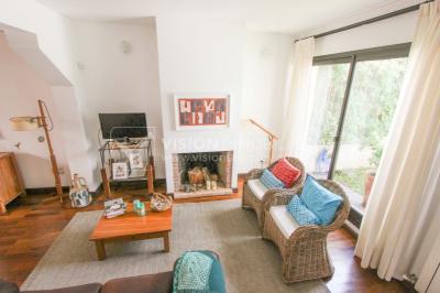 Casa inmaculada, reciclaje gran nivel, diseño y confort, Padrón Único, Punta Carretas; 3 dorm y 3 baños, barbacoa cerrada y terraza al frente, patio interior, 202 m2 construidos. A 20 mts. de Rambla, vista lateral al mar.