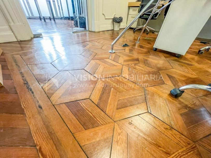 Oportunidad de Inversión: Venta de Mansión de 1905 de prestancia Señorial. Son 676 m2 en 2 plantas. Inmaculada, gran nivel. Amueblada. Ciudad Vieja. Terreno de 393 m2. Fachada de 10,5 mts. por calle Misiones. Protección Patrimonial grado 3 - U$ 507.1-44