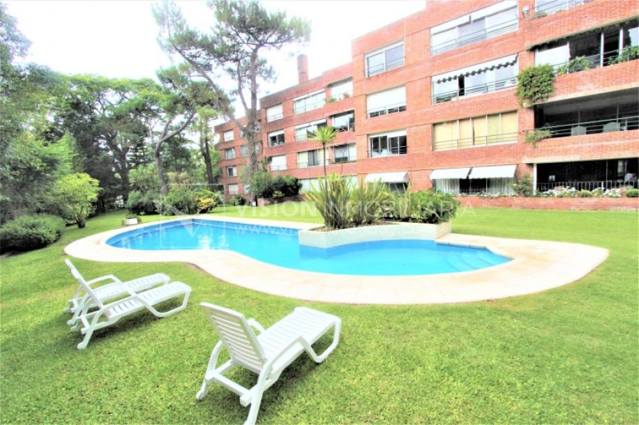 Alquile U$S 3.900 /mes - Distinguido Apartamento en Carrasco de 234 m2, 4 Dormitorios más Servicio, 2 Garajes.-0