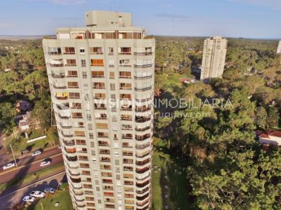 Apartamento en piso alto, 2 dorm. y servicio, muy amplios ambientes 118m2 con amenities y gran confort.