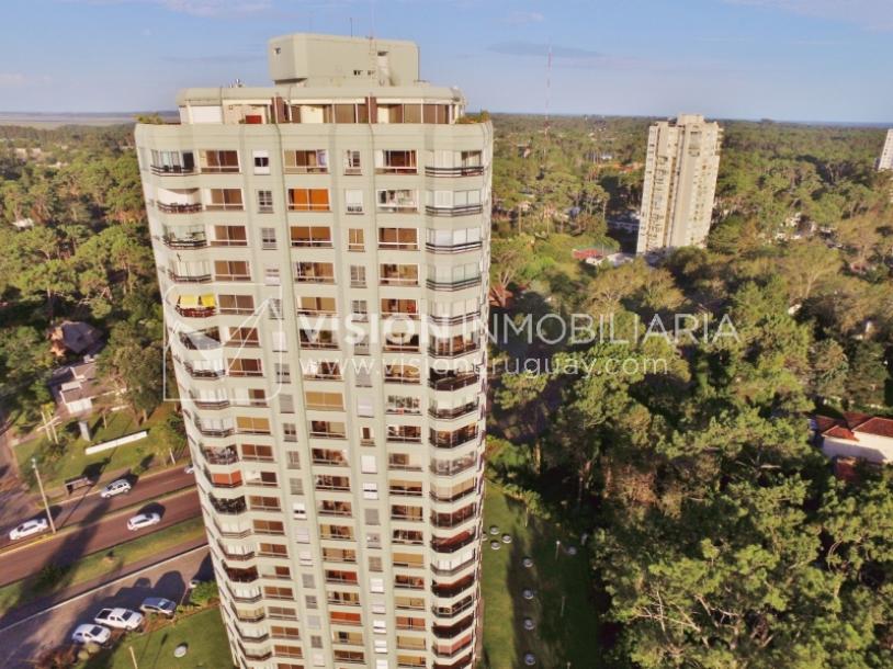 Apartamento en piso alto, 2 dorm. y servicio, muy amplios ambientes 118m2 con amenities y gran confort.-1