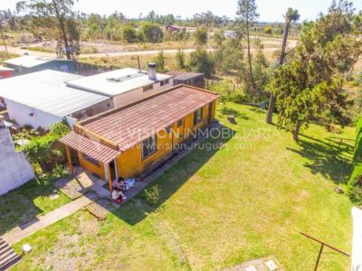 Venta conjunta de Dos Casas independientes en un gran terreno de 622 m2, una de 2 Dormitorios y 1 Baño, la otra de 1 Dormitorio y 1 Baño, Parrillero, Garaje. Barrio Español del balneario Atlántida, 8 cuadras al Norte de la Interbalnearia por Ruta 11.