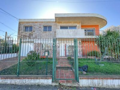 Casa en Venta de 3 Dormitorios, 2 Baños, Garaje, Jardín y Patio. 130 m2 construidos en Propiedad Horizontal -padrón de 290 m2-, en Malvín Sur a 50 mts. de Plaza Italia. U$ 220.000