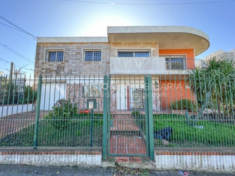 Casa en Venta de 3 Dormitorios, 2 Baños, Garaje, Jardín y Patio. 130 m2 construidos en Propiedad Horizontal -padrón de 290 m2-, en Malvín Sur a 50 mts. de Plaza Italia. U$ 220.000-19