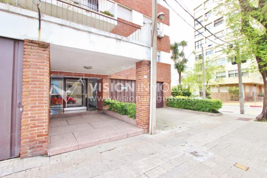 Acogedor apartamento en Pocitos, 3 dormitorios y 2 baños, cocina definida, todo al frente.-3