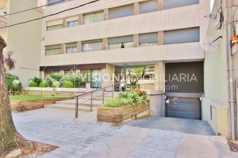 Excelente Apartamento en Pocitos, Pagola casi Rambla; 3 dormitorios y 2 baños, cocina definida. Con Garaje.-49