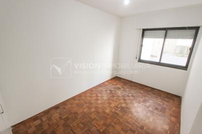 Apto Pocitos esq. Rambla, 3 Dorm 2 Baños, Cocina definida, 2do Piso al Frente, Garaje.