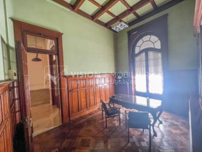 Venta de Palacete: Mansión señorial de 1913 de 690 m2 interiores y 224 de terrazas; 4 plantas, una reciclada inmaculada de gran nivel, completamente Amueblada. Ciudad Vieja. Inversión: U$ 400.000 dólares