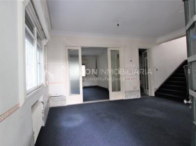 Padrón único de 641m2 en Pocitos con Casa de 13 ambientes, 302m2 construidos.