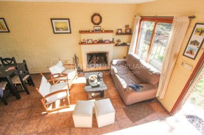 Casa moderna 2 dorm, 2 baños, 409 m2 terreno y 157m2 construidos, Fortin de Santa Rosa, con buen fondo y barbacoa, Garaje.