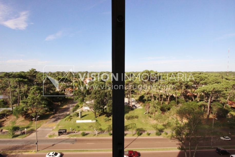 Apartamento en piso alto, 2 dorm. y servicio, muy amplios ambientes 118m2 con amenities y gran confort.-60