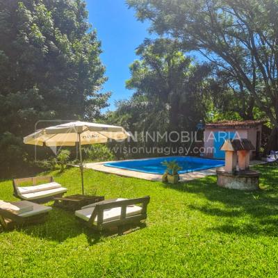 Venta de Casa / Chacra en Lagos del Norte, Rivera. 1.769 m2 de Terreno y 137 m2 Construidos. Piscina. Casa en una planta, Construcción Tradicional con Tejas. 4 dormitorios y 2 baños completos. Gran estufa a Leña. U$ 115.000 dólares