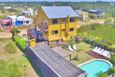 Espectacular Casa en Punta del Diablo a pasos del mar; piscina climatizada, barbacoa, chillout.