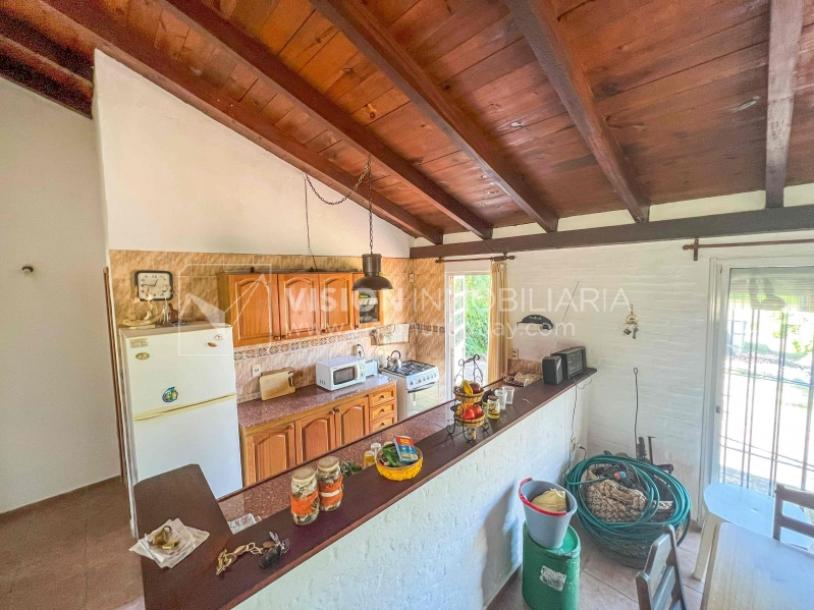 Venta de Casa en Santa Lucia del Este: 2 Dorm. y Baño, más Apto. 1 Dorm. y Baño. Estufa a Leña, Parrillero, Jardín, Fondo, Cochera Porsche, Cerco. 554 m2 de Terreno, 125 m2 construidos. a 150 mts de la Rambla. Se vende Totalmente Amueblada y Equipada-23