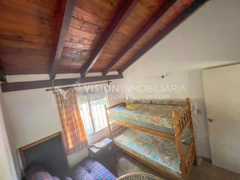 Venta de Casa en Santa Lucia del Este: 2 Dorm. y Baño, más Apto. 1 Dorm. y Baño. Estufa a Leña, Parrillero, Jardín, Fondo, Cochera Porsche, Cerco. 554 m2 de Terreno, 125 m2 construidos. a 150 mts de la Rambla. Se vende Totalmente Amueblada y Equipada-36