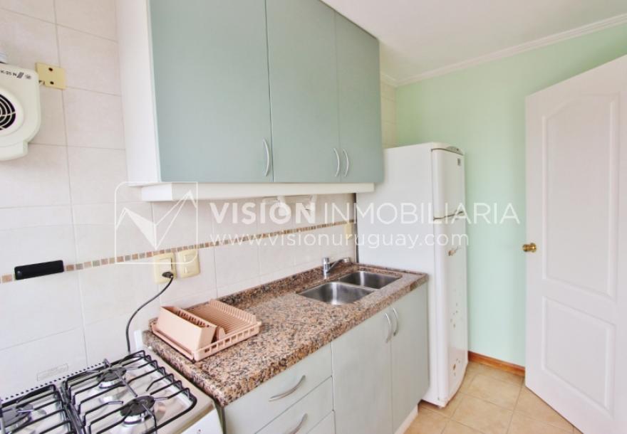 Apartamento-Monoambiente equipado, 25 m2, frente al Punta Carretas Shopping.-12