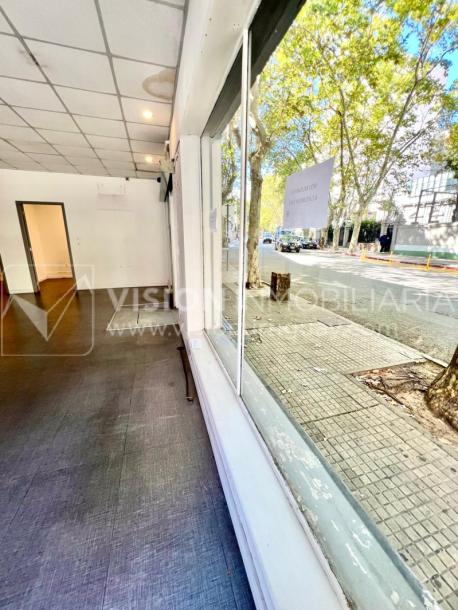 Oportunidad Alquiler de Local Comercial en la Esquina de Av Gral Rivera y Mario Cassinoni casi Bvar Artigas. $100.000 pesos mensuales, sin GC. Son 95 m2, Planta Baja.-19