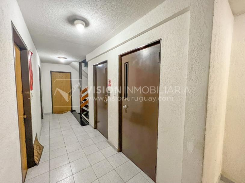 Apartamento con Renta en Venta al frente 2 Dormitorios 2 Baños, La Blanqueada, Av. 8 de Octubre, en Piso 3. Semiequipado. Amenities: 3 Parrilleros, gran Patio Juegos para Niños. Portería y Vigilancia-82