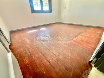 Apartamento Duplex en Venta ideal Renta. Al frente, 4 Dormitorios y 2 Baños, La Unión sobre Av. 8 de Octubre, Piso 1 por escalera, reciclado, impecable para entrar ya. 204 m2 totales 111 m2 interiores + 93 m2 Terrazas. Parrillero.