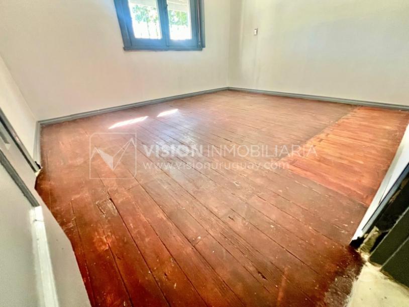 Apartamento Duplex en Venta ideal Renta. Al frente, 4 Dormitorios y 2 Baños, La Unión sobre Av. 8 de Octubre, Piso 1 por escalera, reciclado, impecable para entrar ya. 204 m2 totales 111 m2 interiores + 93 m2 Terrazas. Parrillero.-26