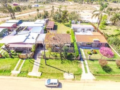 Venta conjunta de Dos Casas independientes en un gran terreno de 622 m2, una de 2 Dormitorios y 1 Baño, la otra de 1 Dormitorio y 1 Baño, Parrillero, Garaje. Barrio Español del balneario Atlántida, 8 cuadras al Norte de la Interbalnearia por Ruta 11.