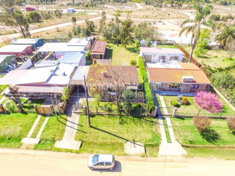 Venta conjunta de Dos Casas independientes en un gran terreno de 622 m2, una de 2 Dormitorios y 1 Baño, la otra de 1 Dormitorio y 1 Baño, Parrillero, Garaje. Barrio Español del balneario Atlántida, 8 cuadras al Norte de la Interbalnearia por Ruta 11.-6
