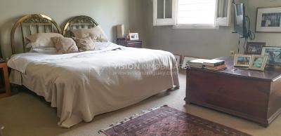 Casa de diseño, Padrón Único, Pocitos; 2 dorm en Suite, enorme salón doble altura, terreno 219 m2 con buen fondo y parrillero, 203 m2 construidos, Garaje.