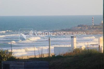 Espectacular Casa en Punta del Diablo a pasos del mar; piscina climatizada, barbacoa, chillout.
