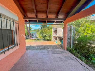 Venta de Casa en Santa Lucia del Este: 2 Dorm. y Baño, más Apto. 1 Dorm. y Baño. Estufa a Leña, Parrillero, Jardín, Fondo, Cochera Porsche, Cerco. 554 m2 de Terreno, 125 m2 construidos. a 150 mts de la Rambla. Se vende Totalmente Amueblada y Equipada