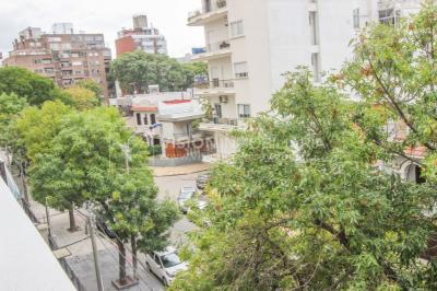 Apartamento en Pocitos, 2 dormitorios y 1 baño, Al Frente, 400 mts de Rambla, con Estufa a Leña y con Balcón - U$ 175.000
