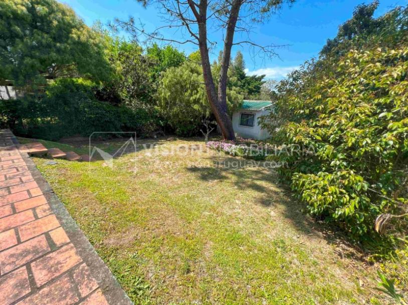 Venta de Casa en Santa Lucia del Este: 2 Dorm. y Baño, más Apto. 1 Dorm. y Baño. Estufa a Leña, Parrillero, Jardín, Fondo, Cochera Porsche, Cerco. 554 m2 de Terreno, 125 m2 construidos. a 150 mts de la Rambla. Se vende Totalmente Amueblada y Equipada-16