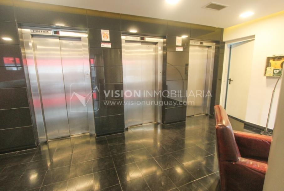 Alquiler de Oficina doble 5to Piso al Frente, 60m2 dos entradas dos baños, Pza Independencia esq Juncal Centro Ciudad Vieja-16