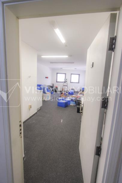 Alquiler de Oficina doble 5to Piso al Frente, 60m2 dos entradas dos baños, Pza Independencia esq Juncal Centro Ciudad Vieja-10