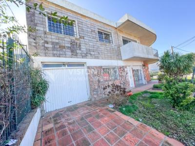 Casa en Venta de 3 Dormitorios, 2 Baños, Garaje, Jardín y Patio. 130 m2 construidos en Propiedad Horizontal -padrón de 290 m2-, en Malvín Sur a 50 mts. de Plaza Italia. U$ 220.000