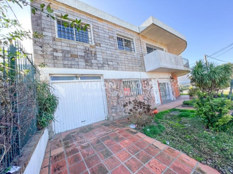 Casa en Venta de 3 Dormitorios, 2 Baños, Garaje, Jardín y Patio. 130 m2 construidos en Propiedad Horizontal -padrón de 290 m2-, en Malvín Sur a 50 mts. de Plaza Italia. U$ 220.000-29