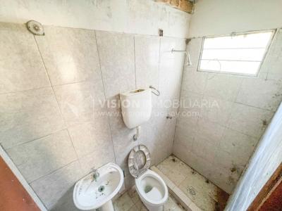 Venta de Casa en Santa Lucia del Este: 2 Dorm. y Baño, más Apto. 1 Dorm. y Baño. Estufa a Leña, Parrillero, Jardín, Fondo, Cochera Porsche, Cerco. 554 m2 de Terreno, 125 m2 construidos. a 150 mts de la Rambla. Se vende Totalmente Amueblada y Equipada