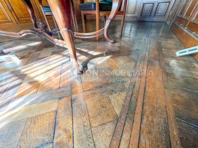 Venta de Palacete: Mansión señorial de 1913 de 690 m2 interiores y 224 de terrazas; 4 plantas, una reciclada inmaculada de gran nivel, completamente Amueblada. Ciudad Vieja. Inversión: U$ 400.000 dólares