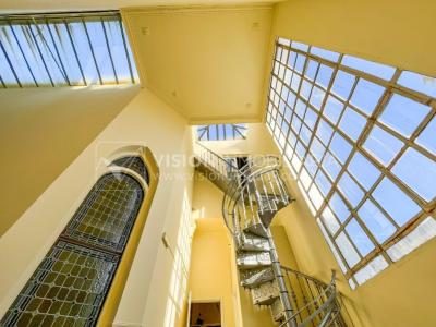 Oportunidad de Inversión: Venta de Mansión de 1905 de prestancia Señorial. Son 676 m2 en 2 plantas. Inmaculada, gran nivel. Amueblada. Ciudad Vieja. Terreno de 393 m2. Fachada de 10,5 mts. por calle Misiones. Protección Patrimonial grado 3 - U$ 507.1