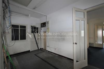 Padrón único de 641m2 en Pocitos con Casa de 13 ambientes, 302m2 construidos.