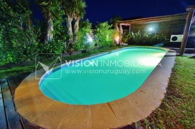 Espectacular Casa en Punta del Diablo a pasos del mar; piscina climatizada, barbacoa, chillout.