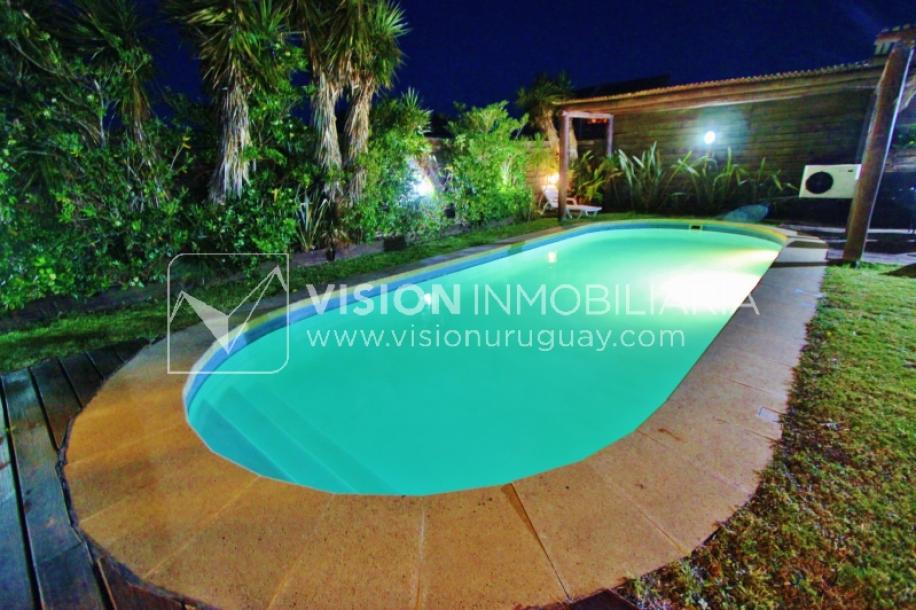 Espectacular Casa en Punta del Diablo a pasos del mar; piscina climatizada, barbacoa, chillout.-104