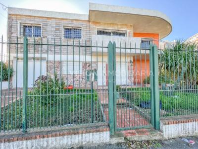 Casa en Venta de 3 Dormitorios, 2 Baños, Garaje, Jardín y Patio. 130 m2 construidos en Propiedad Horizontal -padrón de 290 m2-, en Malvín Sur a 50 mts. de Plaza Italia. U$ 220.000