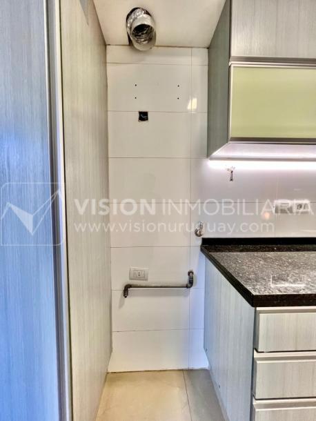 Apartamento en Venta en Pocitos / Punta Carretas.  Bajó de Precio!!  2 Dormitorios, uno en Suite con Vestidor.  2 Baños, Balcón, terminaciones Premium.  Se vende Amueblado. Tiene cómodo Garaje para 1 auto.  Piso 4 al frente.  Amenities: Barbacoa y Gy-16