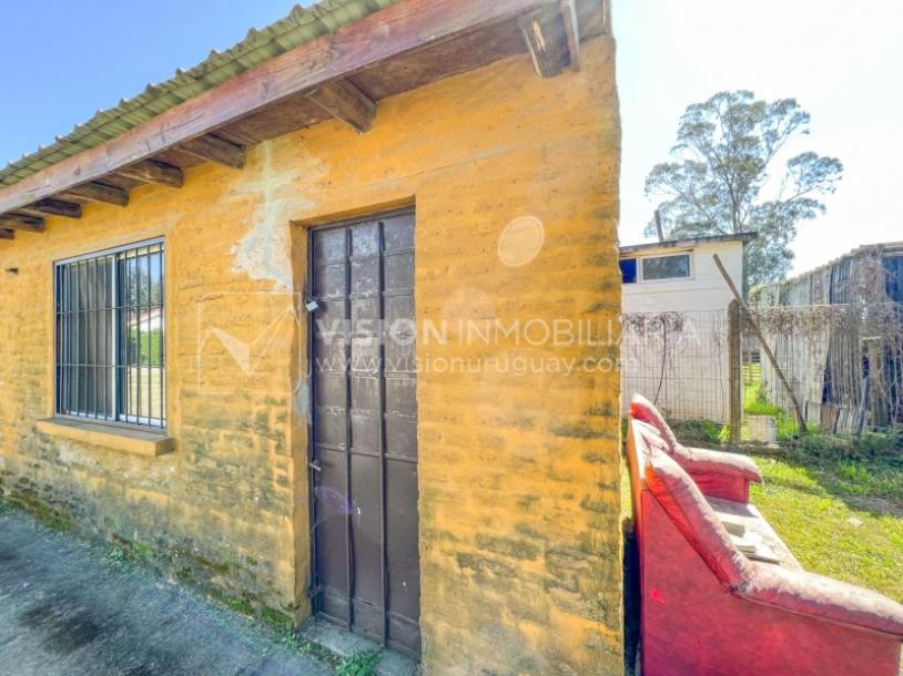 Venta conjunta de Dos Casas independientes en un gran terreno de 622 m2, una de 2 Dormitorios y 1 Baño, la otra de 1 Dormitorio y 1 Baño, Parrillero, Garaje. Barrio Español del balneario Atlántida, 8 cuadras al Norte de la Interbalnearia por Ruta 11.-57