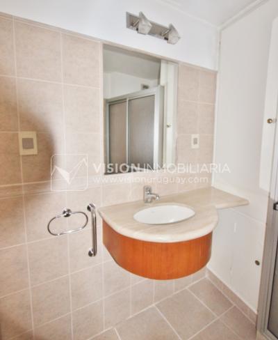 Acogedor apartamento en Pocitos, 3 dormitorios y 2 baños, cocina definida, todo al frente.