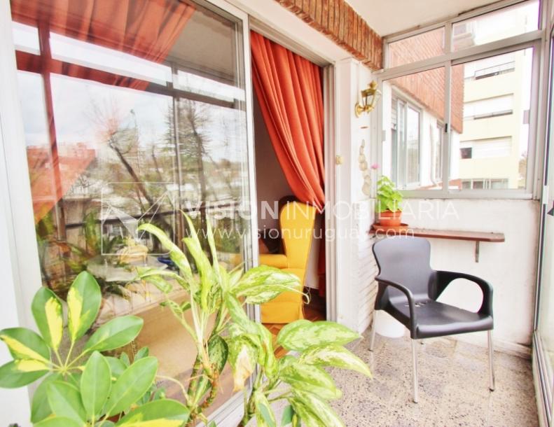 Acogedor apartamento en Pocitos, 3 dormitorios y 2 baños, cocina definida, todo al frente.-12