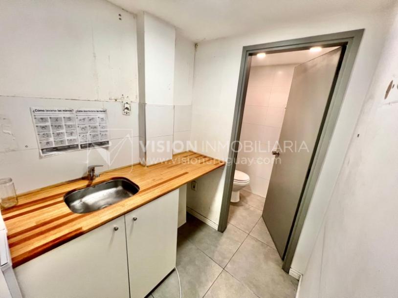 Oportunidad Alquiler de Local Comercial en la Esquina de Av Gral Rivera y Mario Cassinoni casi Bvar Artigas. $100.000 pesos mensuales, sin GC. Son 95 m2, Planta Baja.-32